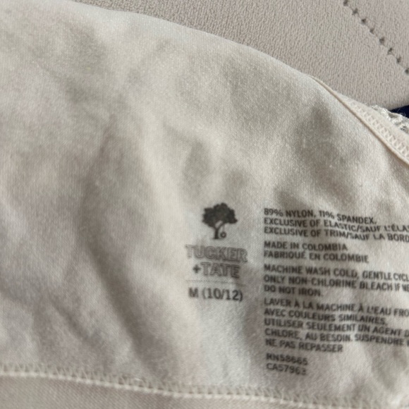 Tucker + Tate ‘training’ bra lot of 2
Navy and white
Size 10/12
EUC - Picture 3 of 3